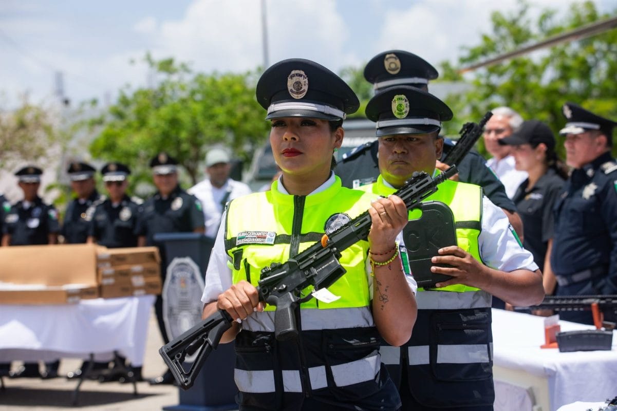 Playa del Carmen- Entregan armas Playa del Carmen: Entregan armas y presumen baja en delitos