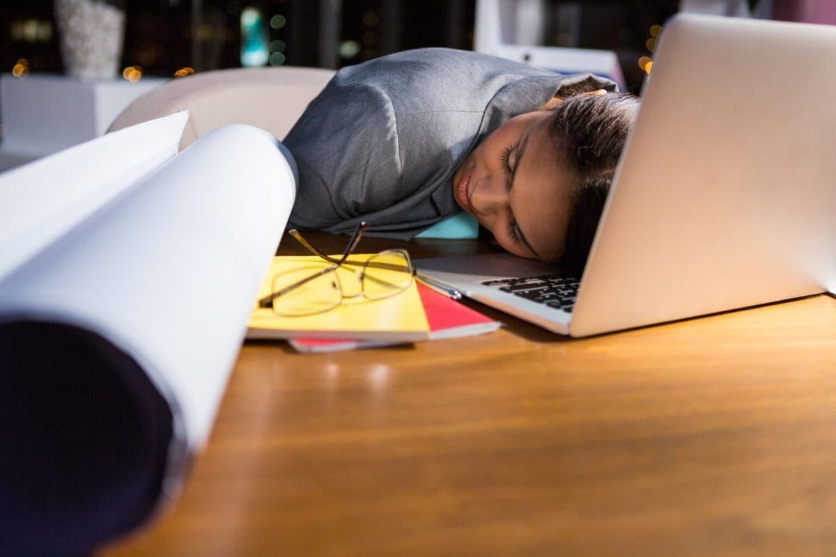 Tu Productividad Real Dura Solo 90 Minutos por Falta de Sueño