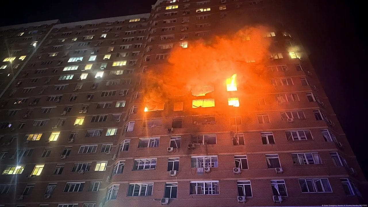 Odesa: El terror cae del cielo; mueren civiles en ataque a edificio