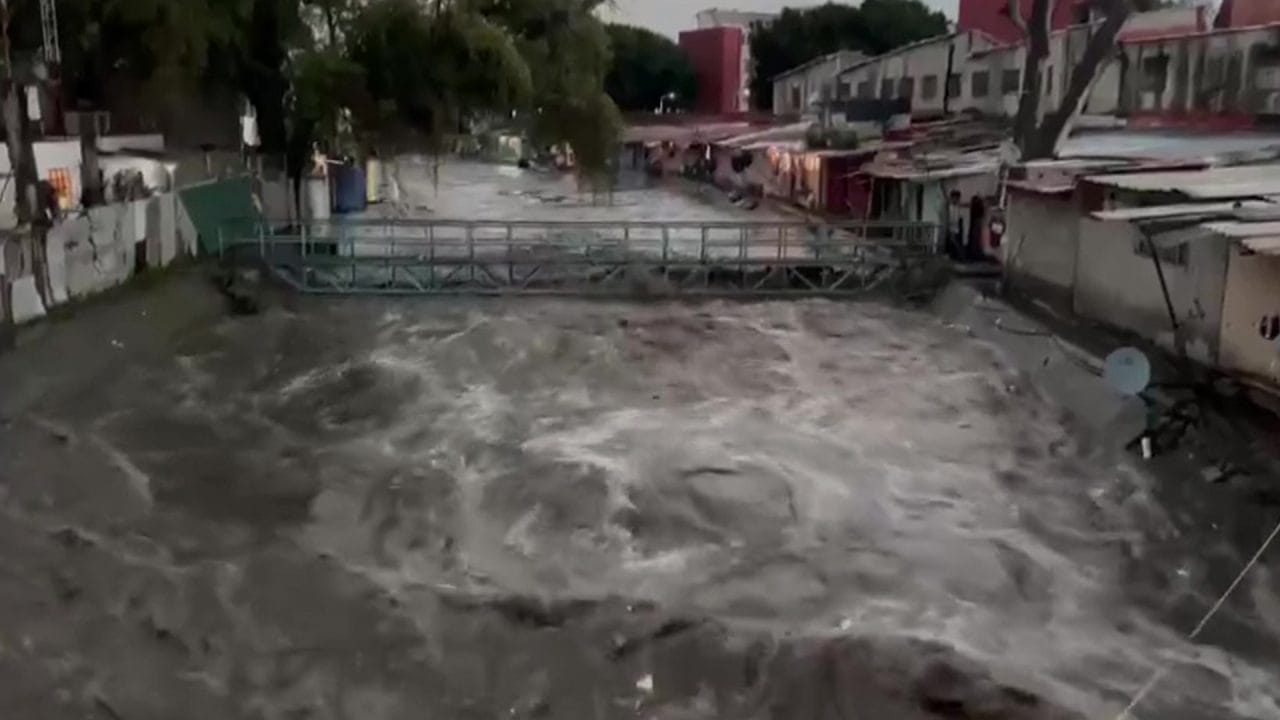 Naucalpan en crisis: Desborde de río inunda decenas de casas