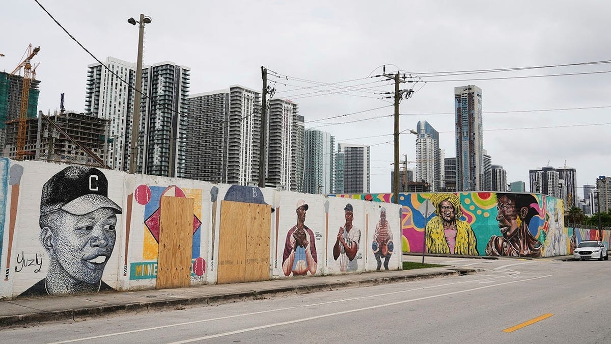 ¡BASTA YA! Odio Racial Golpea Overtown: Vandalizan Mural de Jackie Robinson