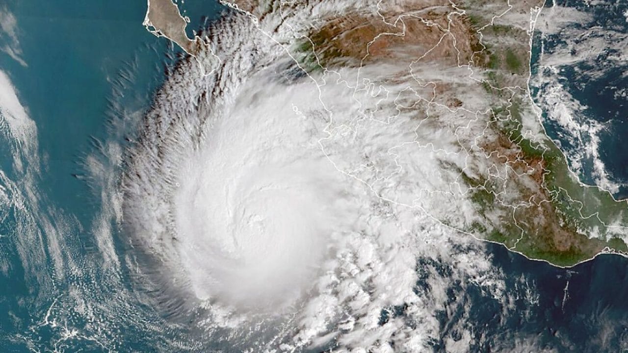 Alerta máxima en el Pacífico: Zona de inestabilidad con 90% de potencial ciclónico amenaza a México