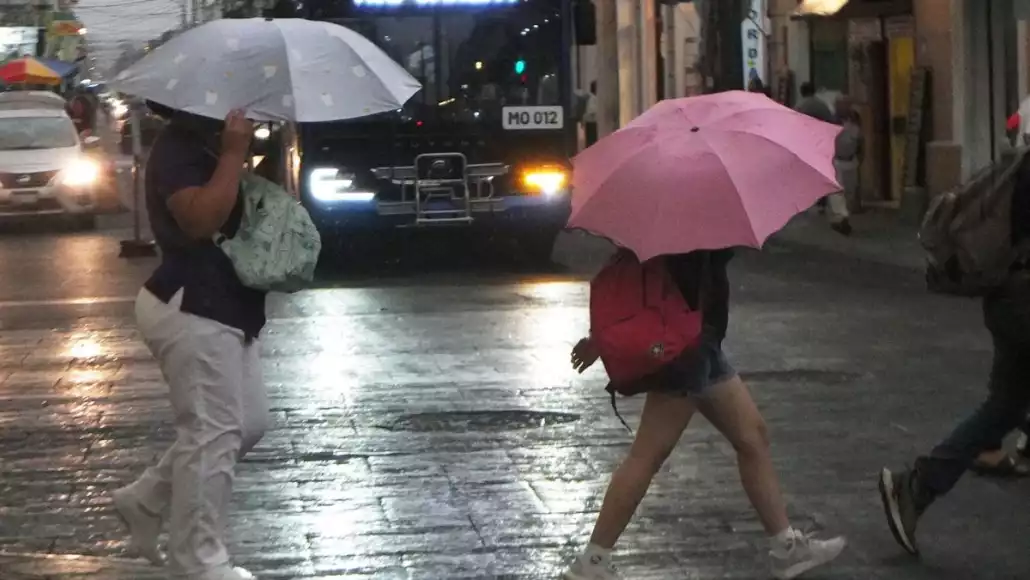 ¡No se te olvide el paraguas! fuertes lluvias y vientos azotarán Yucatán este miércoles