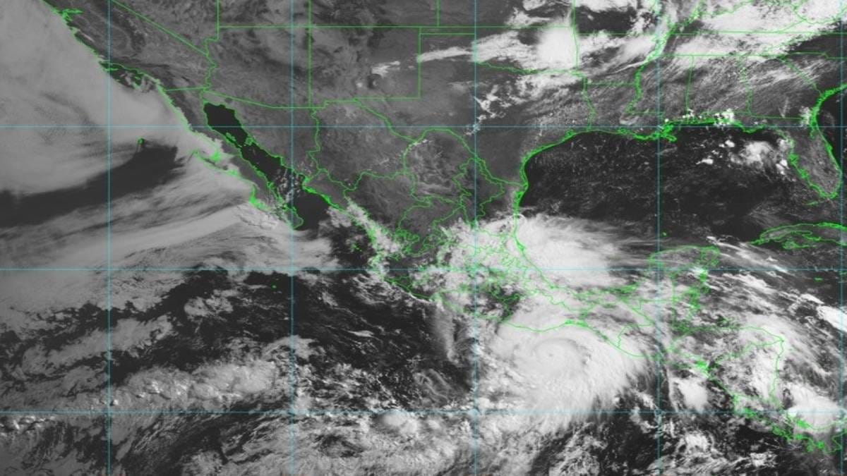 huracan-erick-desde-el-espacio-094315 Alerta en costas de Veracruz: Lluvias por Huracán Erick obligan a cerrar playas en Boca del Río