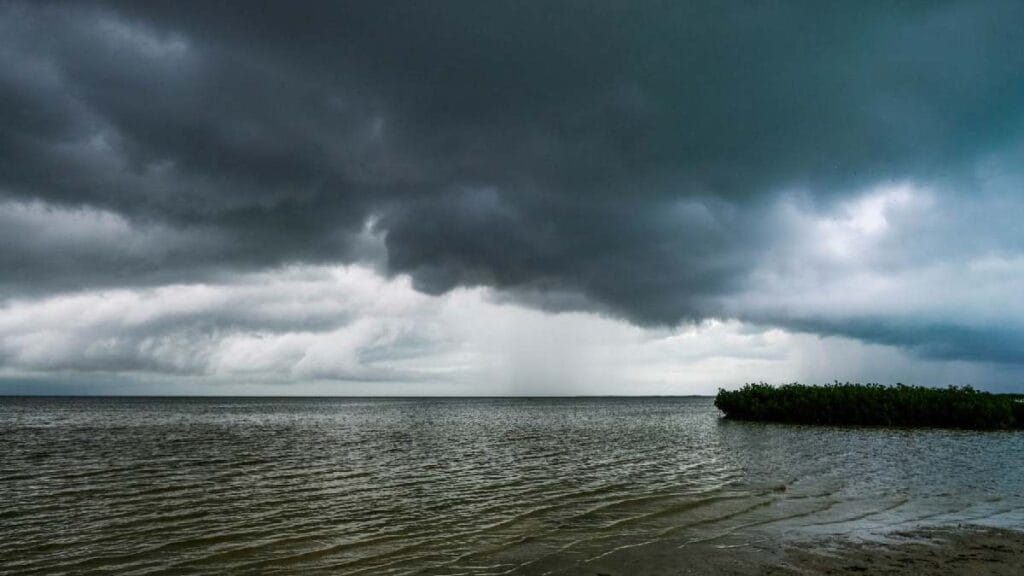 Huracán cosme aumenta a 80% su potencial de desarrollo; estados en alerta