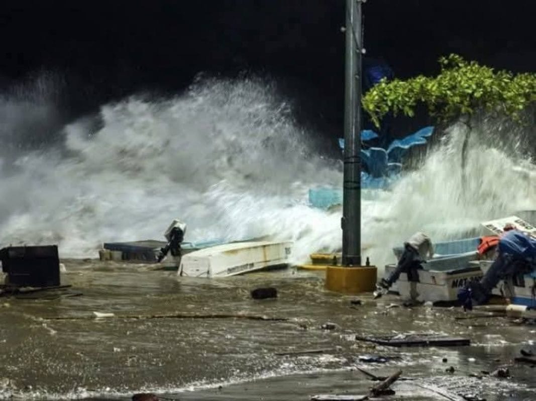 El huracán Erick tocó tierra como un poderoso categoría 3, desatando vientos de 230 km/h en Oaxaca y Guerrero.