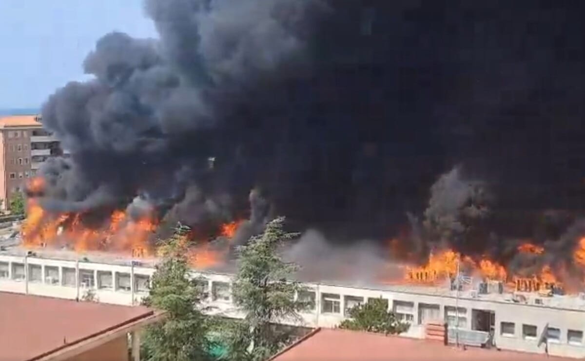 Incendio arrasa facultad italiana durante trabajos de soldadura; un desaparecido