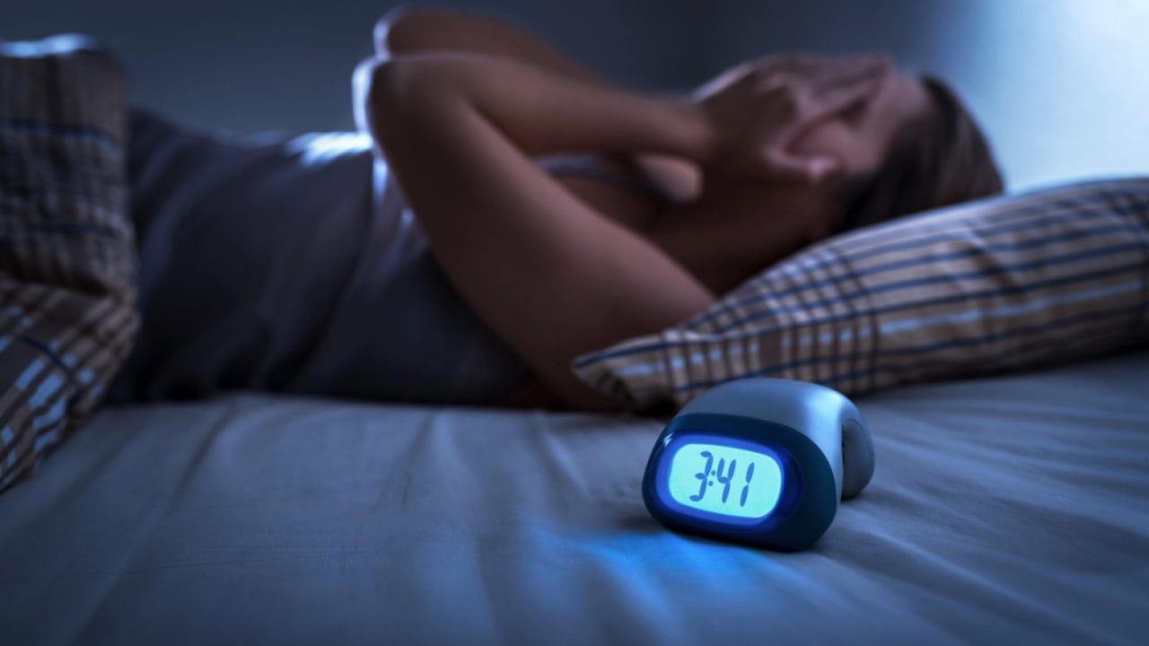 Tu insomnio no es por el móvil: la clave está en tu intestino