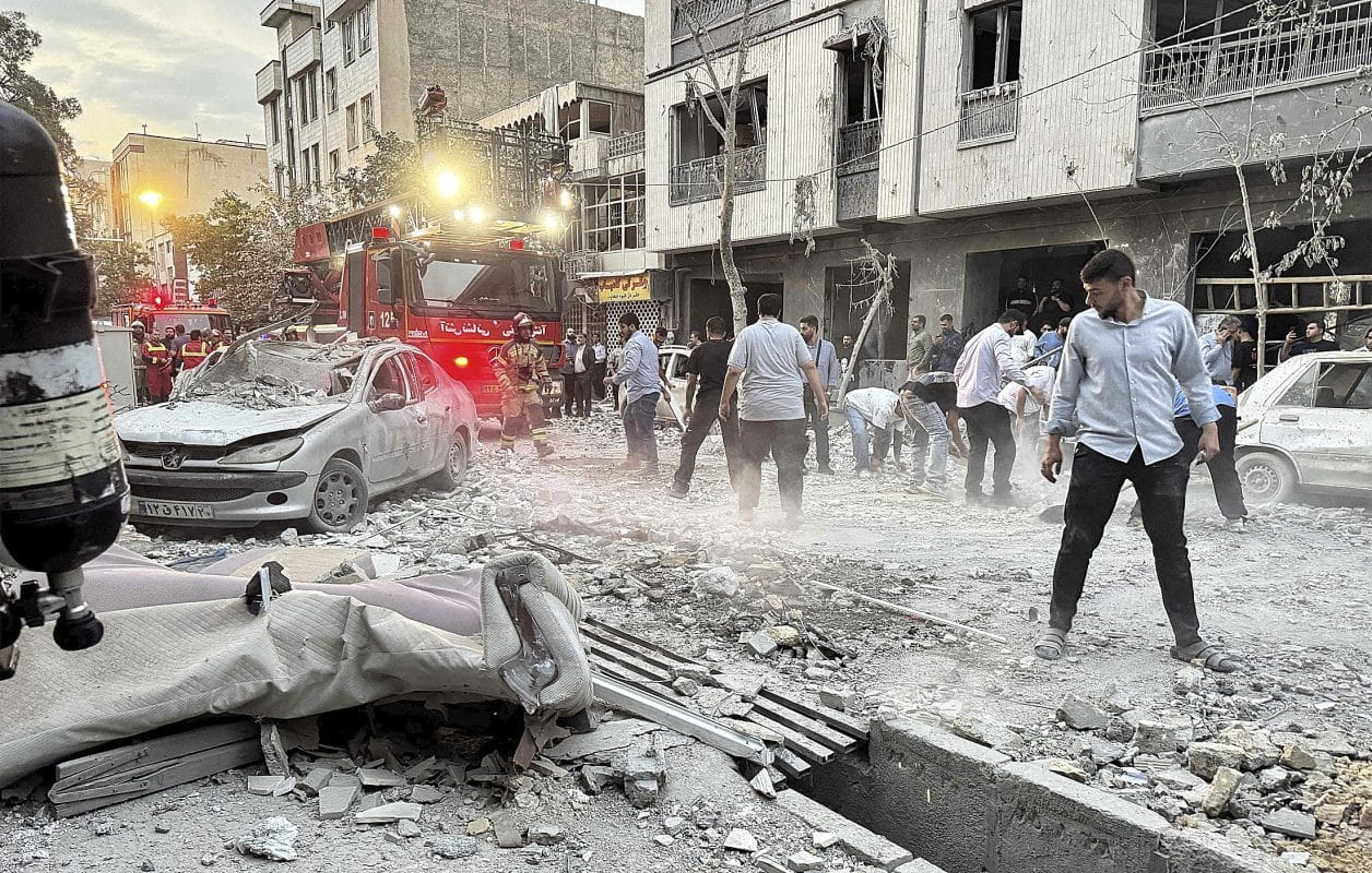 Irán: Un Régimen Acorralado por Israel y su Propio Pueblo