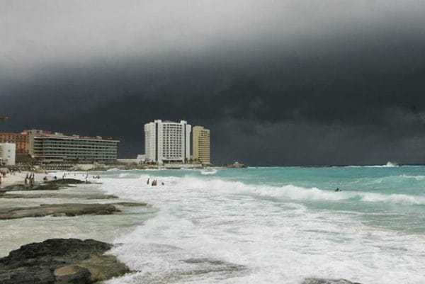 Chubascos, calor y vientos fuertes marcarán el clima en Quintana Roo este domingo