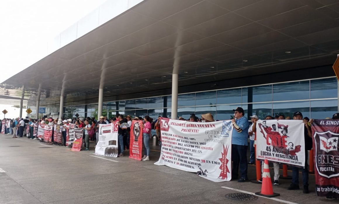 merida_maestros_aeropuerto Bloqueo de Maestros en Aeropuerto de Mérida Afecta Vuelos Hoy