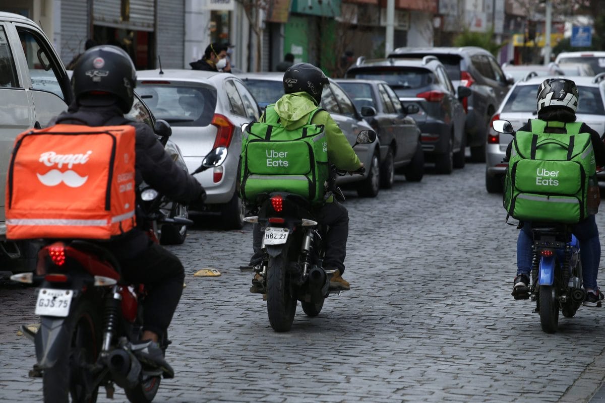 repartidores plataformas Adiós 'socios', hola derechos: La ley que transforma la vida de repartidores