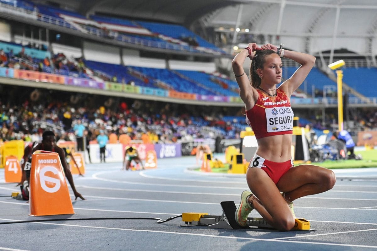 spains-berta-segura-prepares-before-competing-at-the-400-news-photo-1659660950