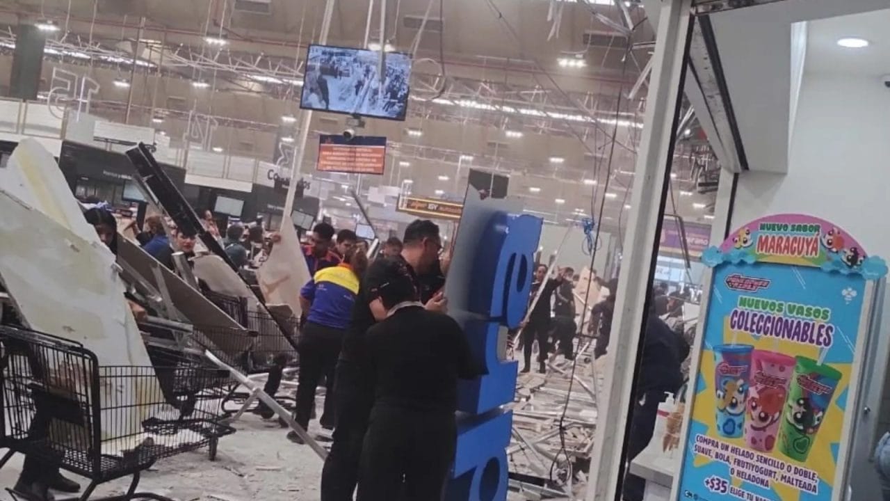 Derrumbe en Chedraui: Cae techo en Pabellón del Valle