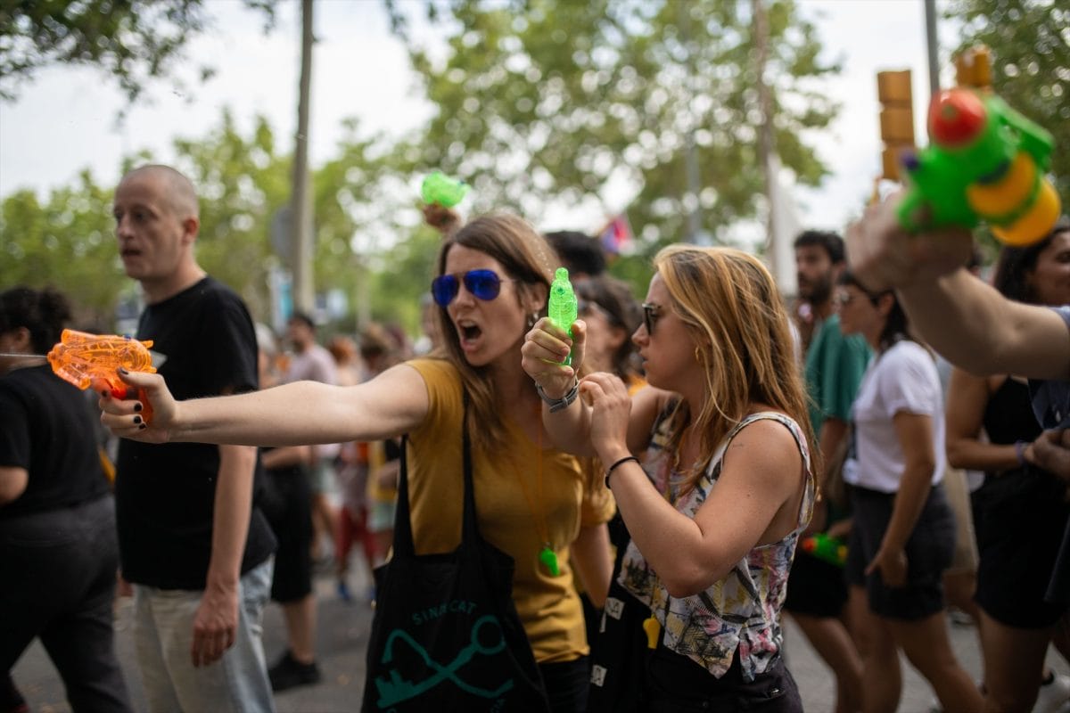 Barcelona: pistolas de agua contra la turistificación masiva