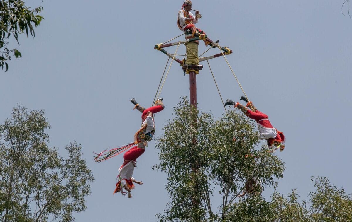 Tragedia en Veracruz: colapsa estructura y caen voladores de Papantla