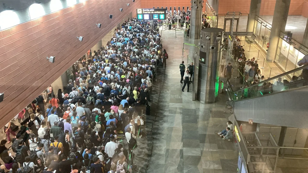 Caos en Barajas: Colapso en la T4 deja a cientos en tierra