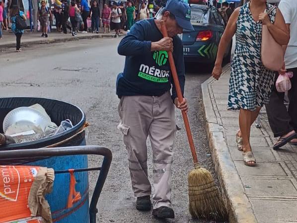 Barrendero en Mérida devuelve cartera con $20,000; su honestidad desata ola de apoyo