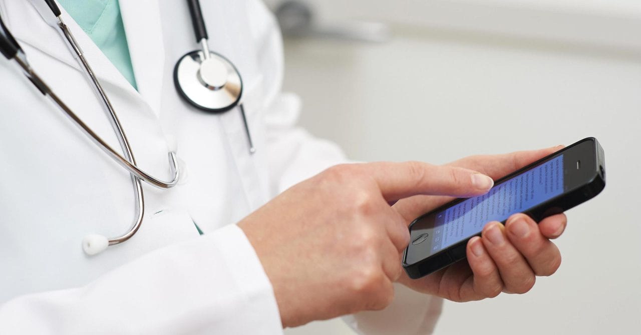 ¿Usar el celular en un hospital es realmente peligroso?