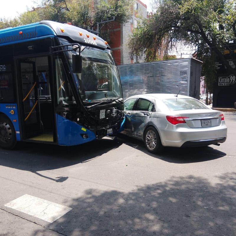 Trolebús choca en Eje Central: 6 heridos por invasión de carril Trolebús choca en Eje Central: 6 heridos por invasión de carril