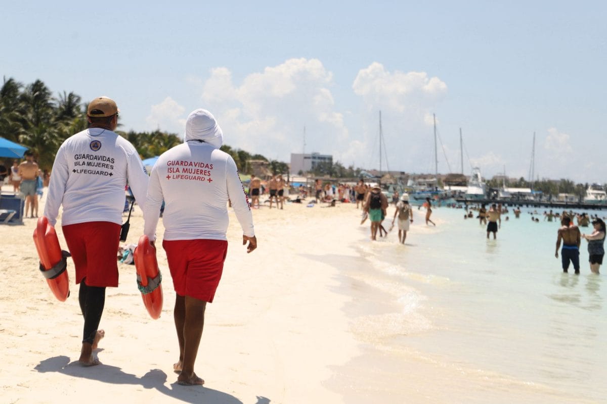 Refuerzan vigilancia en playas de Isla Mujeres