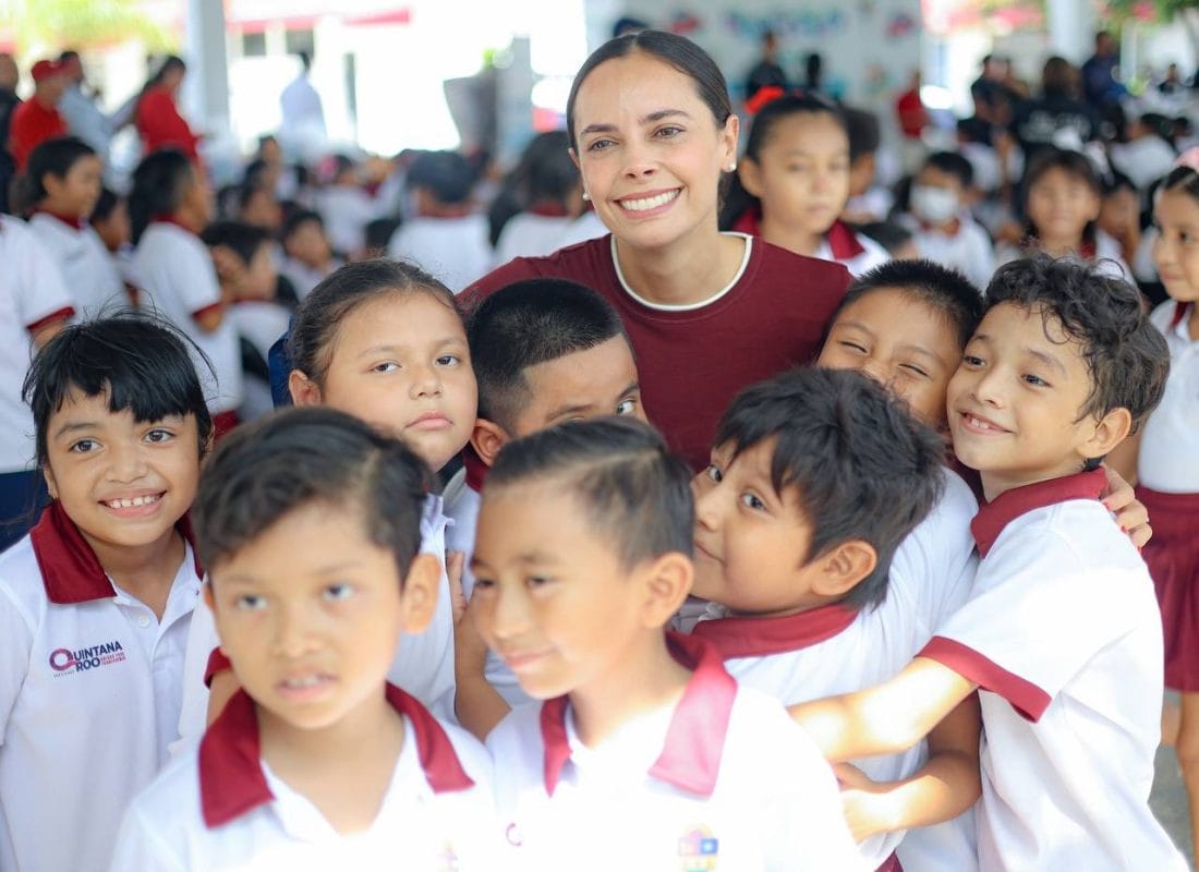 Por la paz, estudiantes de Cancún canjean juguetes bélicos por lúdicos