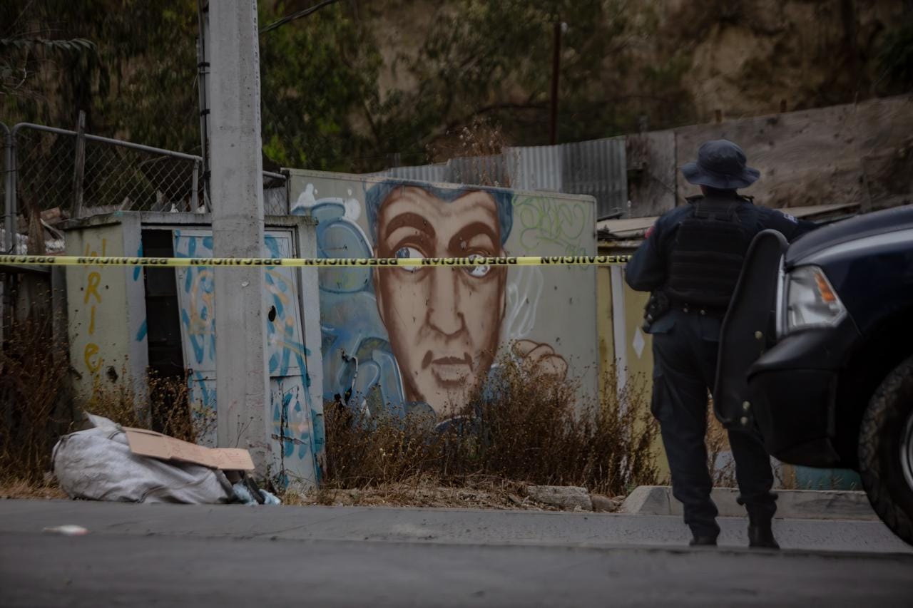 Violencia sin freno: hallan cuerpo con narcomensaje y detienen a menor