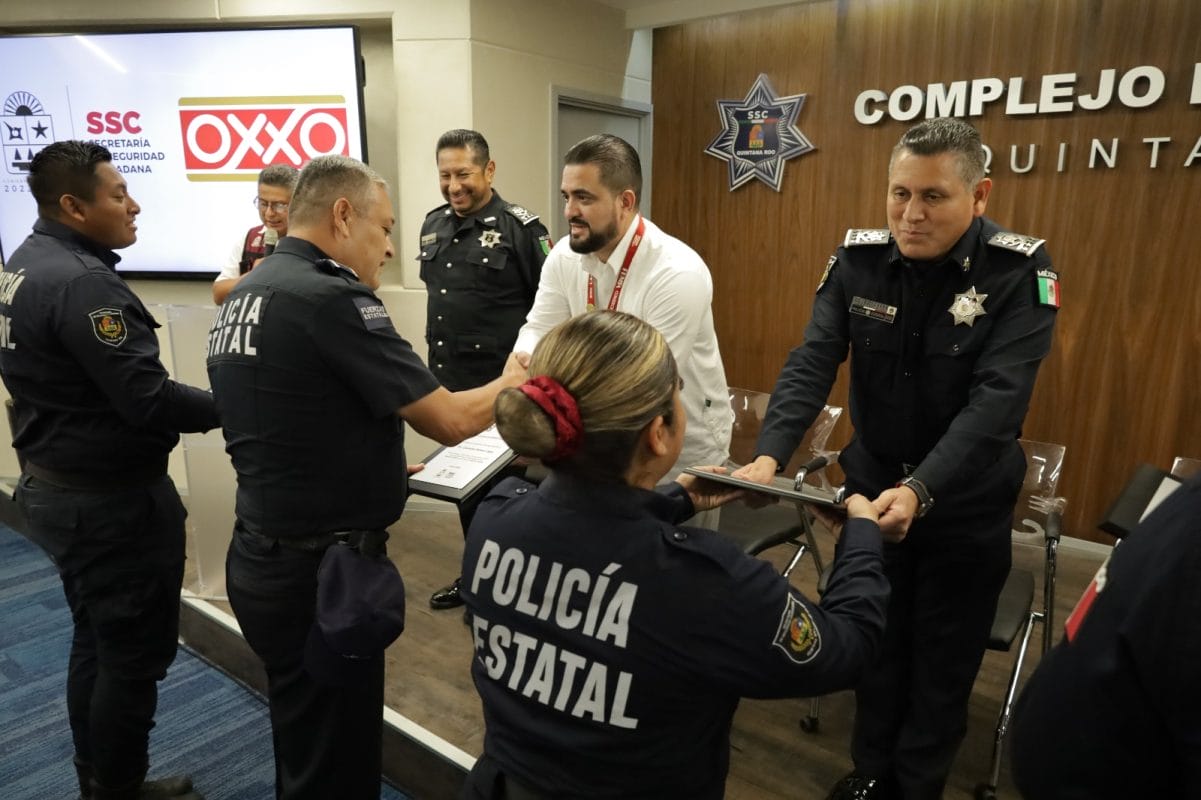Bajan 30% robos a tiendas Oxxo en Quintana Roo; empresa reconoce a policías Bajan 30% robos a tiendas Oxxo en Quintana Roo; empresa reconoce a policías