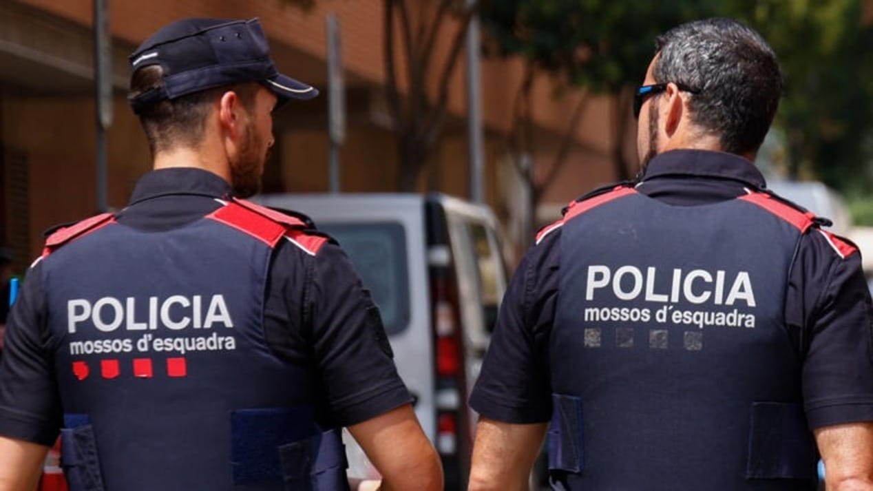 Abatido tras irrumpir con un cuchillo en comisaría