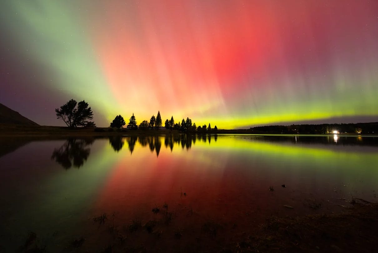 Así se ve una aurora boreal “flamenco” desde el espacio: el espectáculo que cautivó a la NASA