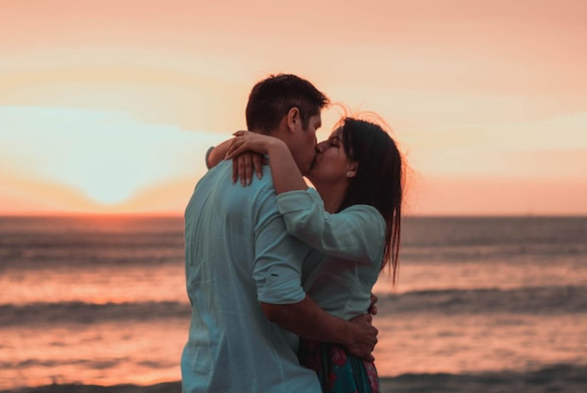 ¿Las caries pueden transmitirse a través de los besos?