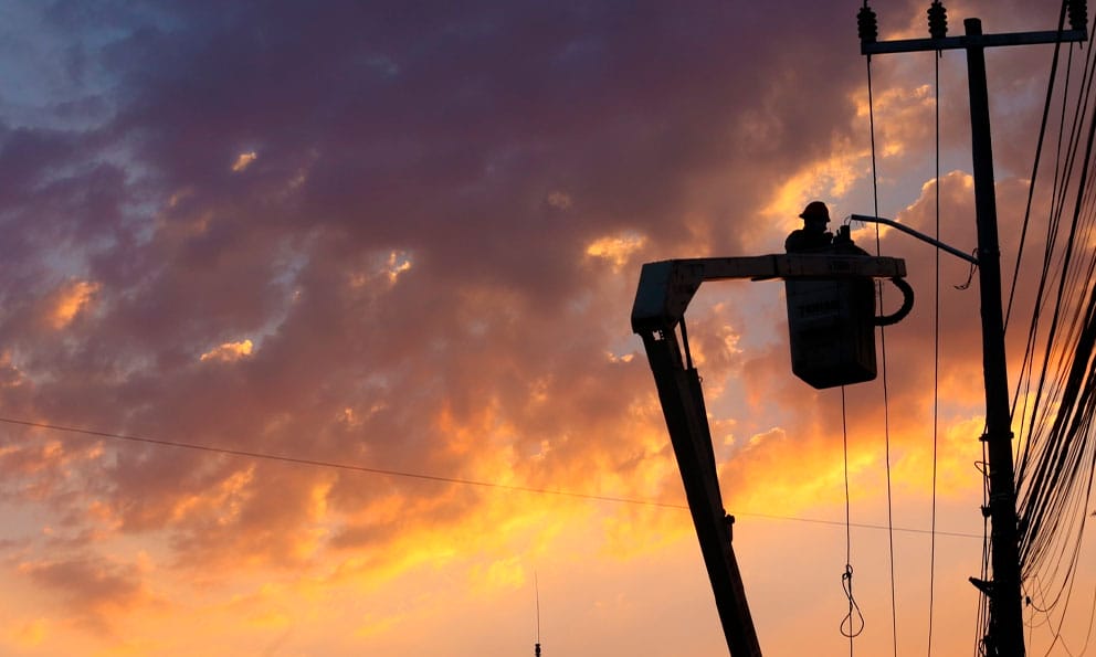 CFE amenaza a industria de NL: Bajan consumo o habrá apagones