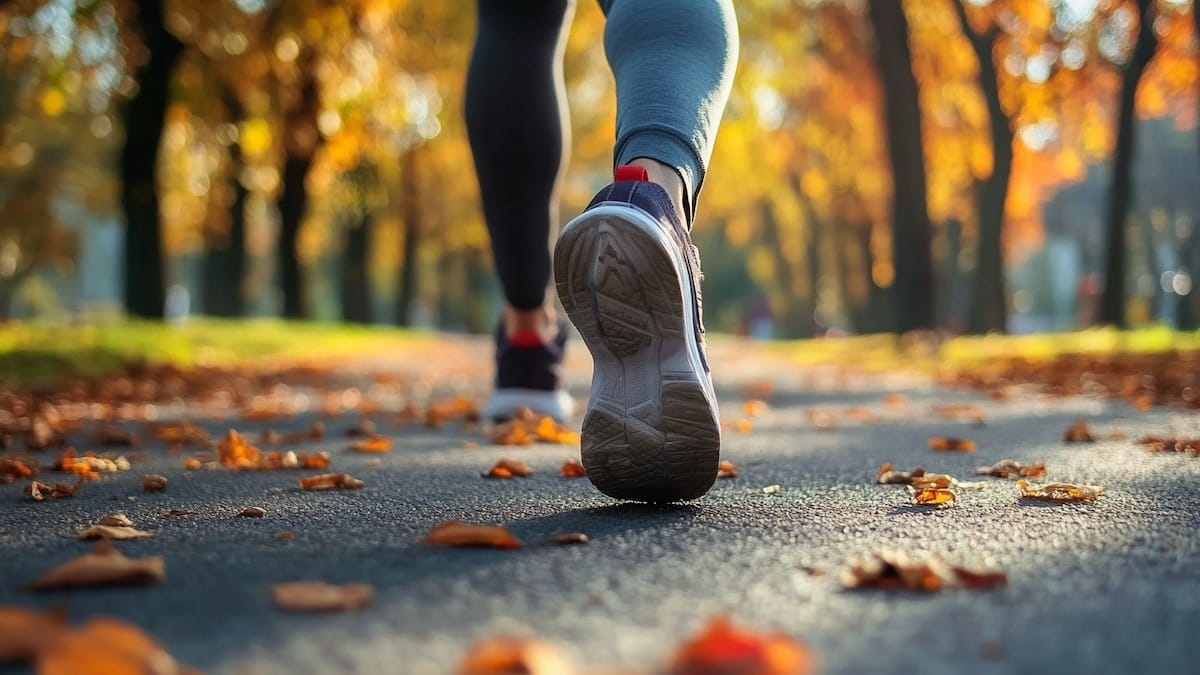 Caminar 7.000 pasos diarios Caminar 7.000 pasos diarios reduce el riesgo de muerte hasta un 70%