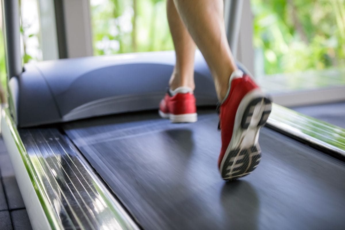 Caminar en pendiente quema más calorías que correr en llano: por qué