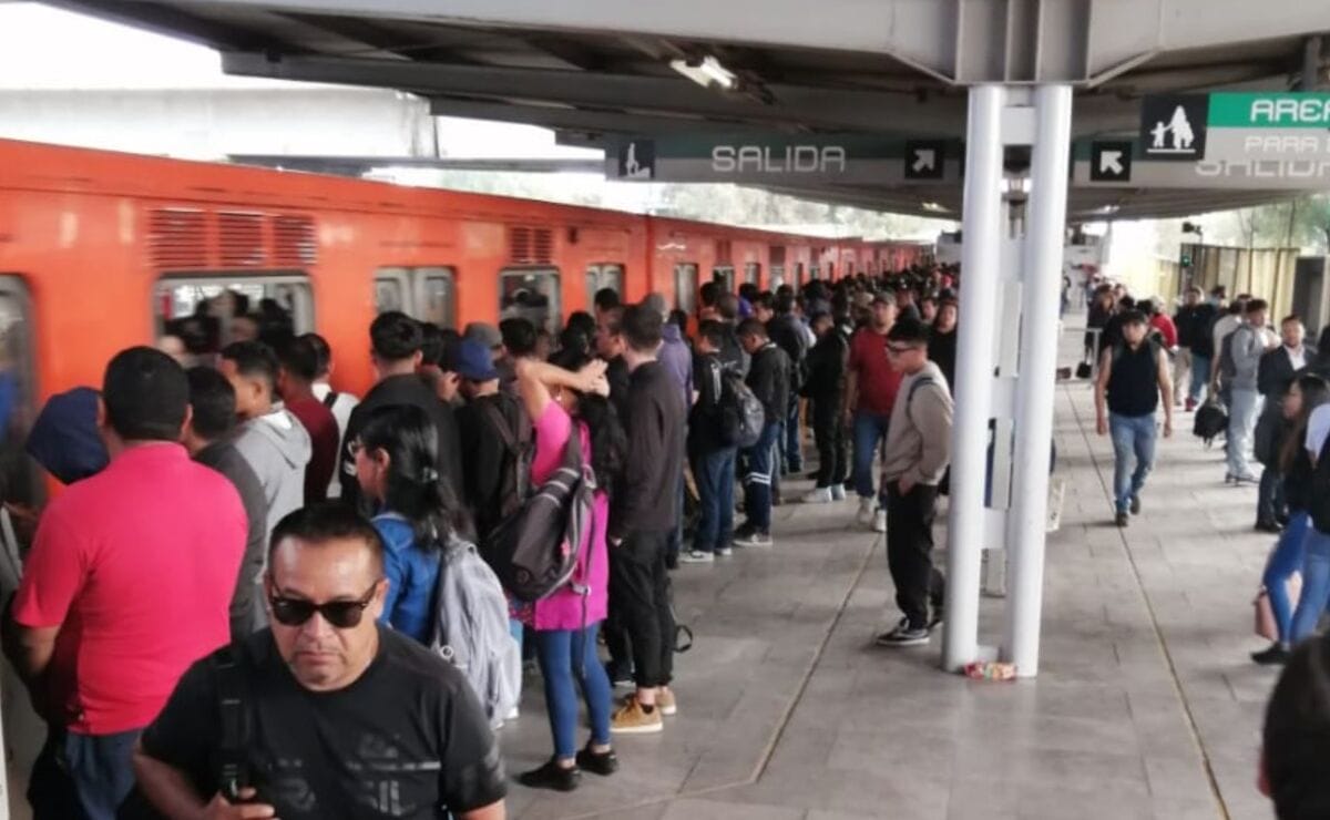 Caos en Línea A: Desborde de Canal Inunda Vías y Deja a Miles Varados