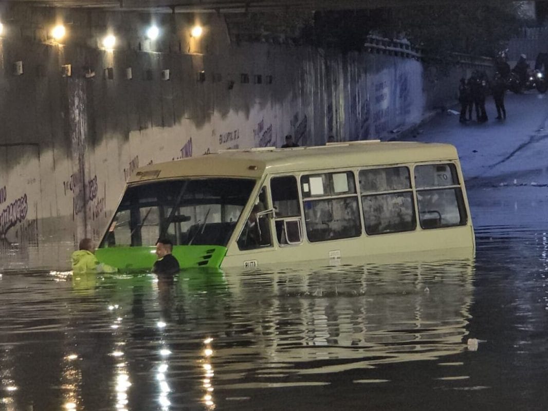 Caos en Benito Juárez: Inundaciones Dejan Autos Bajo el Agua