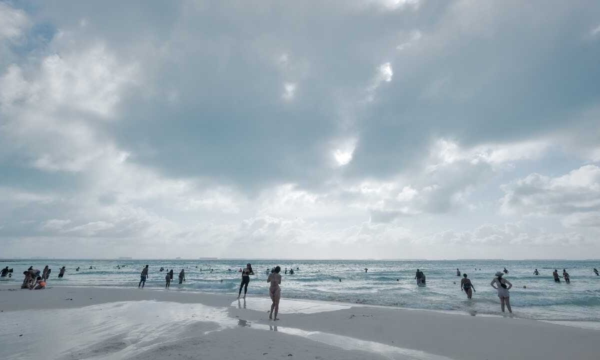 Clima en Cancún: Sensación térmica de 38°C y alerta por chubascos
