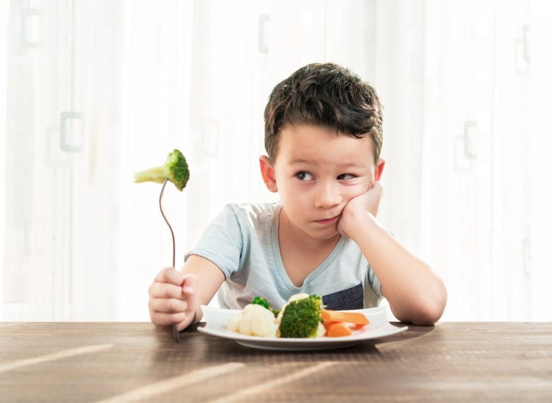 Cómo lograr que los niños acepten nuevos alimentos sin presión