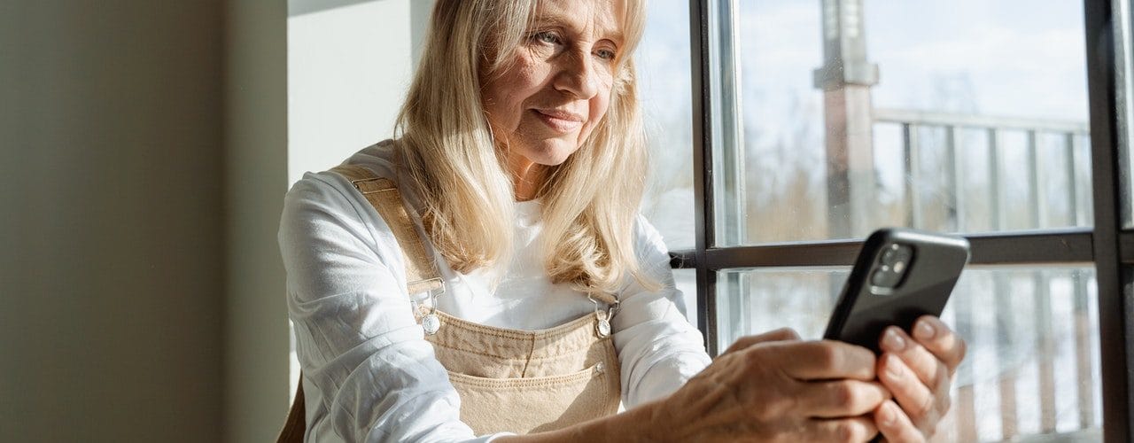 Cómo los juegos para celulares pueden mejorar la agilidad mental de la gente mayor