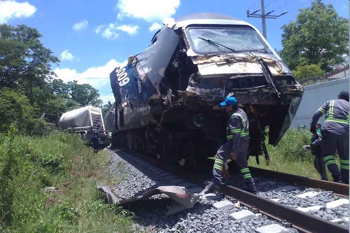 Convoy del Tren Interoceánico choca con camión en Tabasco