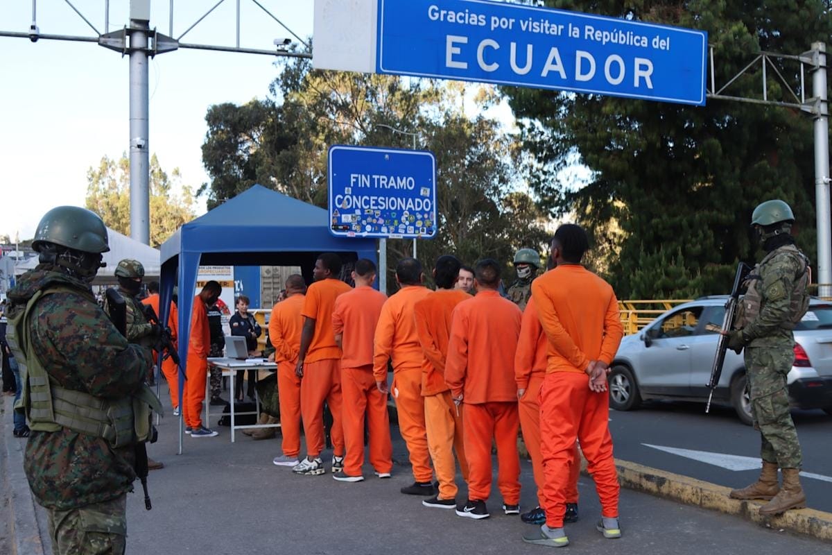 Ecuador Desafía a Colombia: Deportación Masiva Enciende Crisis Regional