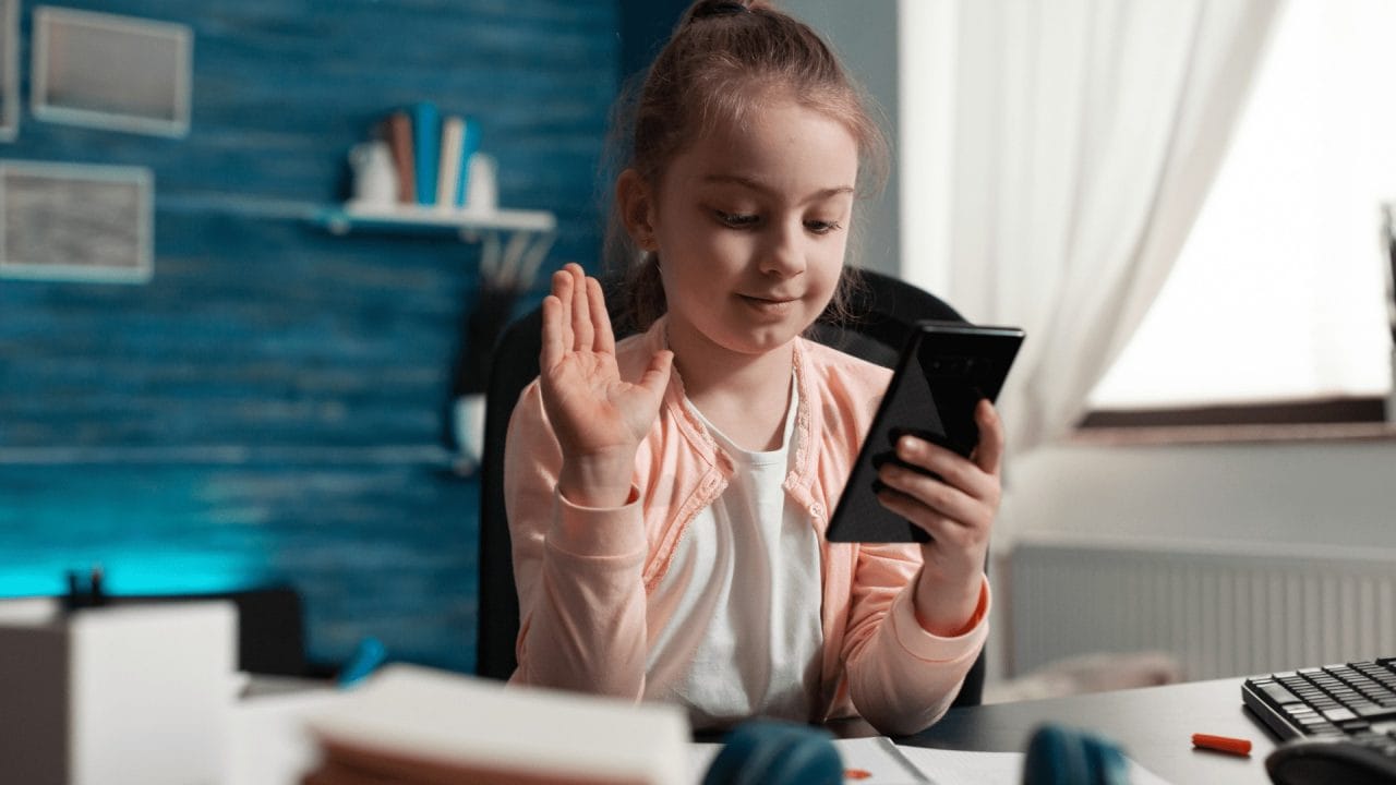 Edad límite para el primer celular: qué dicen los estudios globales