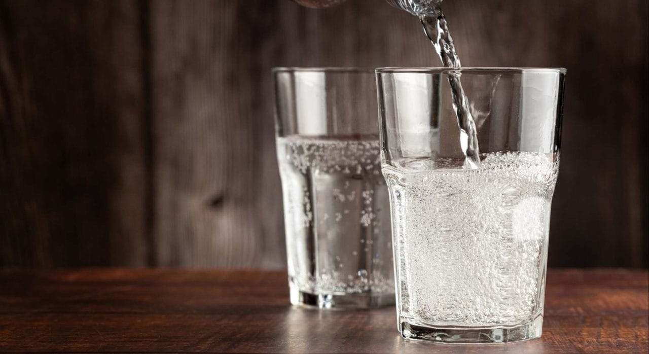 ¿El agua con gas daña tus dientes? Esto dice la ciencia y los expertos