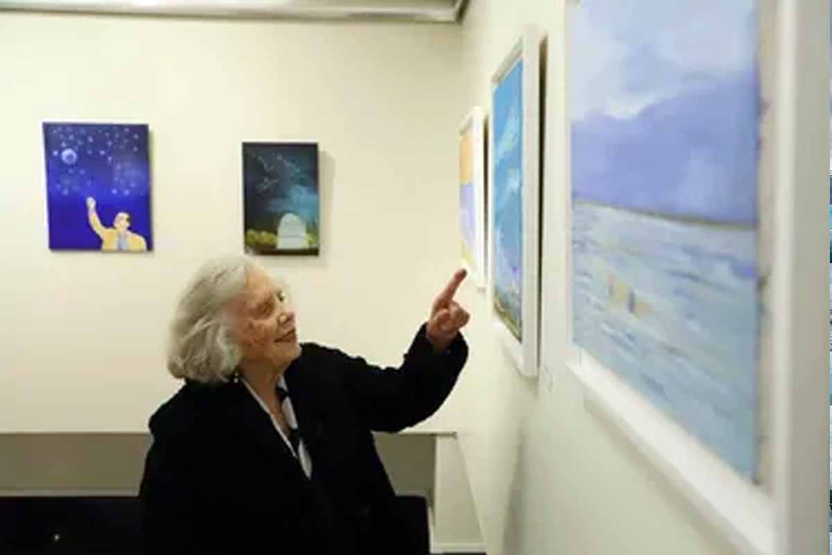 Elena Poniatowska expone su arte a los 93 años en entrañable muestra