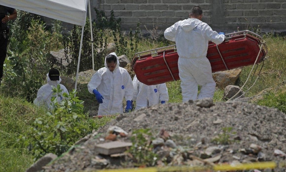 Estudiantes de la UdeG Exigen a Autoridades Investigar Fosa Clandestina Hallada Cerca de Campus ¡Queremos seguridad! UdeG exige investigar fosa cerca de campus