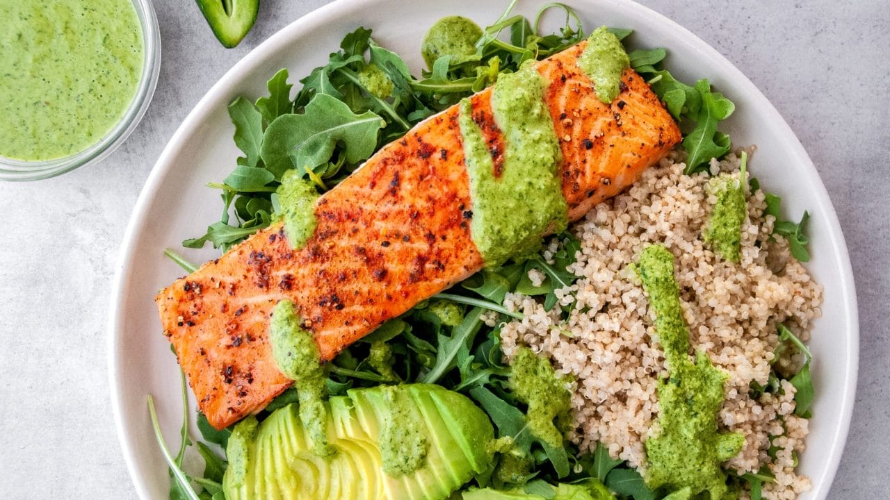 Cena en 15 Minutos: Bowl de Salmón y Quinoa Lleno de Proteína