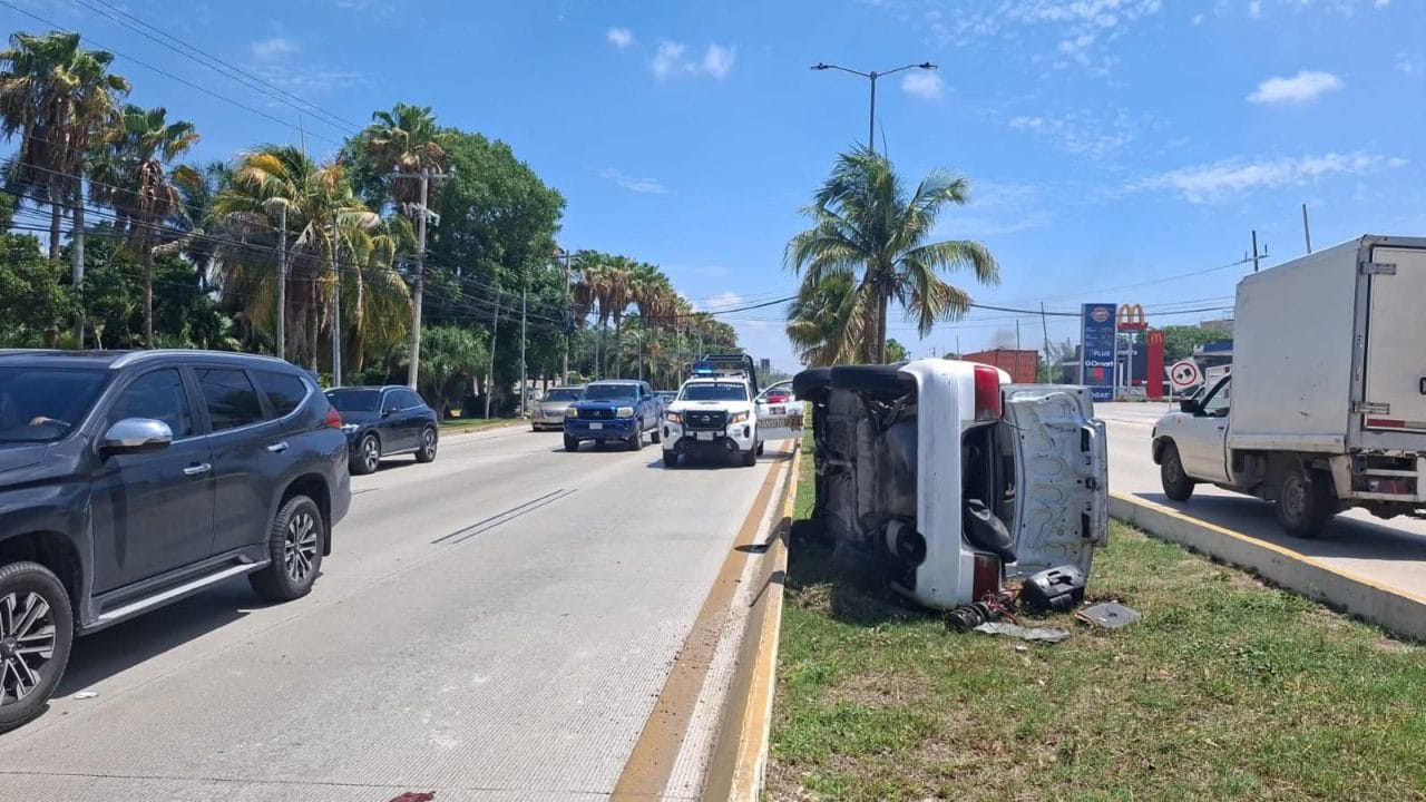 Vuelca vehículo en el bulevar Colosio de Cancún, no se reportan heridos