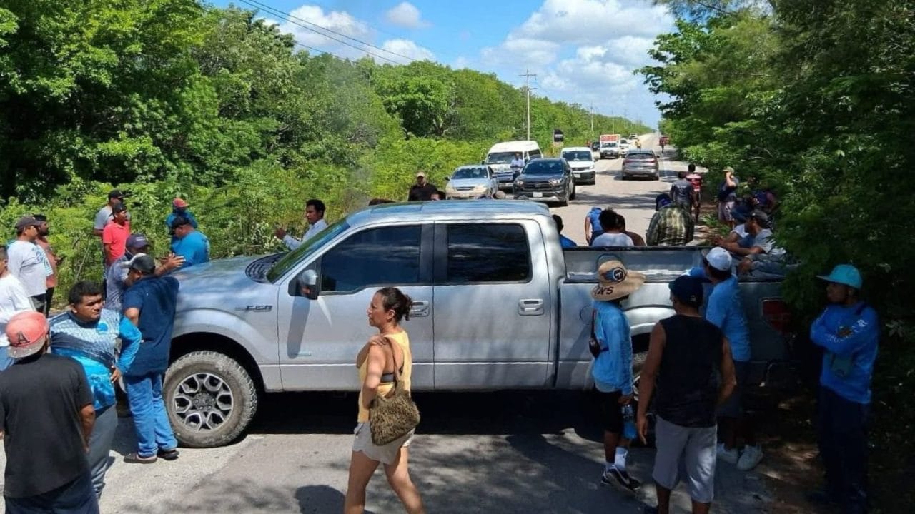 Bloqueo en Mahahual: exigen freno a desalojos y atención del Gobierno del Estado Bloqueo en Mahahual: exigen freno a desalojos y atención del Gobierno del Estado