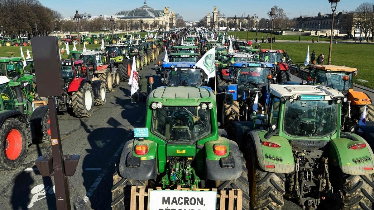 Ganaderos franceses protestan en París La Furia del Campo Asedia París: Tensión Máxima por Protestas
