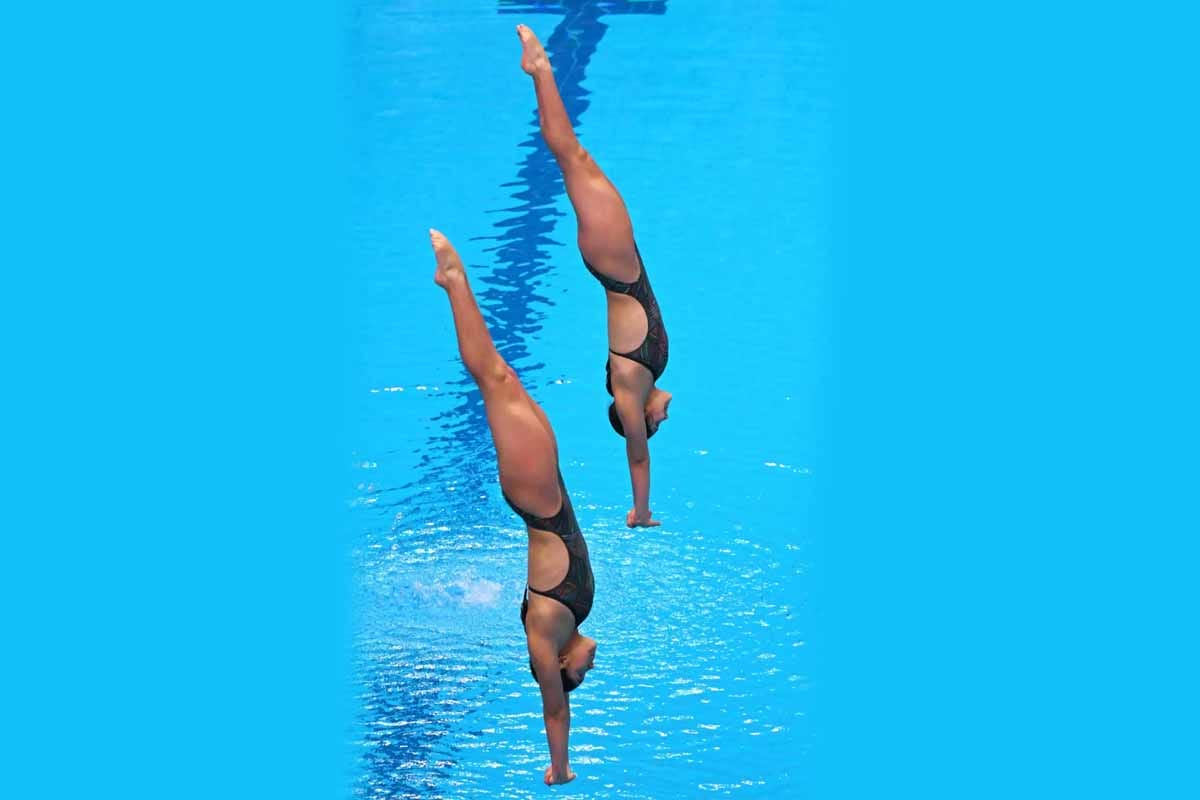 Gemelas mexicanas hacen historia en clavados con medalla mundialista Gemelas mexicanas hacen historia en clavados con medalla mundialista La historia del deporte mexicano volvió a brillar en el Mundial de Deportes Acuáticos en Singapur 2025. Las hermanas Mía y Lía Cueva, de apenas 14 años, conquistaron la medalla de bronce en la prueba de clavados sincronizados en trampolín de tres metros, colocando nuevamente a México en la élite de la disciplina. La tradición de los clavados mexicanos Los clavados son una de las disciplinas con mayor prestigio para México. Desde figuras históricas como Joaquín Capilla, Paola Espinosa y Rommel Pacheco hasta las nuevas generaciones, los saltos ornamentales se han convertido en una fuente constante de triunfos. Basta recordar a Alejandra Orozco, quien a los 15 años logró la plata en sincronizados plataforma en Londres 2012. En esta ocasión, Mía y Lía Cueva siguieron ese legado con una actuación impecable que les valió 294.36 unidades en su primera participación en un evento de talla mundial. La joven dupla se impuso ante competidoras con mayor experiencia y se quedó cerca de las británicas Yasmín Harper y Escarlata Mew Jensen, ganadoras de la plata (298.35). China, como es costumbre, dominó la prueba con Yiwen Chen y Jia Chen (325.20). Voces desde el podio “Estaba muy nerviosa, pero lo pude controlar gracias al apoyo de mi hermana y de mi entrenador. Al momento de subir al trampolín toda la presión se olvidaba y nos concentrábamos en hacer lo que tantos años hemos practicado”, compartió Lía Cueva tras recibir la medalla. Su entrenador, Iván Bautista, quien también fue parte del desarrollo de Alejandra Orozco y otros medallistas olímpicos, destacó el potencial de las gemelas: “Con el talento que tiene esta nueva generación, es probable que podamos pelear cada oro en los próximos Juegos Olímpicos.” México, potencia mundial en clavados El triunfo de las gemelas Cueva se suma a una cosecha histórica. Desde el Mundial de Fukuoka 2023, México ha conquistado 14 medallas en tres Campeonatos Mundiales de Deportes Acuáticos, superando a potencias como Gran Bretaña (11 medallas) y Australia (8 medallas). Antes de las gemelas, la clavadista más joven en subir al podio mundialista fue Majo Sánchez, quien con 14 años logró bronce junto a Diego Balleza en Gwangju 2019. Otras actuaciones destacadas en Singapur 2025 La delegación mexicana no se detiene. Aunque Kevin Berlín y Randal Willars quedaron fuera de la final en sincronizados plataforma, Osmar Olvera buscará su octava presea mundial en la final de sincronizados mixtos trampolín tres metros junto a Zyanya Parra. En otras disciplinas, la estadounidense Katie Ledecky reafirmó su dominio al conquistar el oro en los 1,500 metros libres con un tiempo de 15:26.44. La italiana Simona Quadarella se llevó la plata (15:31.79) y la australiana Lani Pallister el bronce (15:41.18). Ledecky, considerada la nadadora más condecorada de la historia, acumula ya 25 de los 26 mejores tiempos históricos en la distancia. Un futuro prometedor para el deporte mexicano Durante las competencias, World Aquatics oficializó el reconocimiento a la Federación Mexicana de Natación (FMN) encabezada por el ex clavadista Fernando Platas, un hecho que fortalece la estructura deportiva nacional. “Es un paso enorme para transformar el deporte en el país”, celebró Rommel Pacheco, actual titular de la Comisión Nacional de Cultura Física y Deporte. Con jóvenes promesas como Mía y Lía Cueva, México se perfila para continuar su hegemonía en los clavados de cara a los Juegos Olímpicos de París 2028.